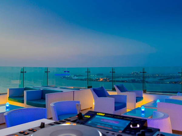 Pure Sky Lounge مطعم استثنائي في دبي يقدّم لك الطعام من الطابق الـ35